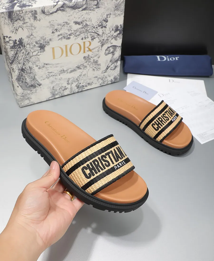 💕💕Factory direct selling price p360💕💕 Dior flat slippers, straw sugar upper with electric embroidery weaving, embroidered letters, and sheepskin lining. TPU outsole, code number: 35-42